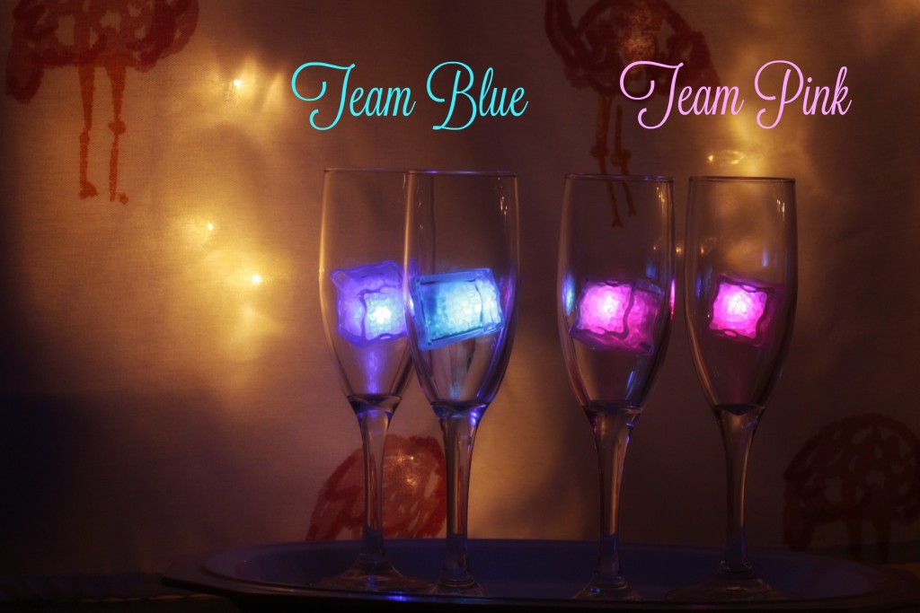 Gender reveal party: LED ice cubes for team blue and team pink
