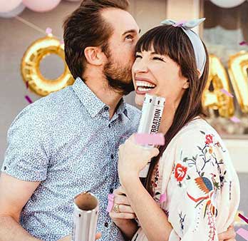 Gender reveal couple kissing